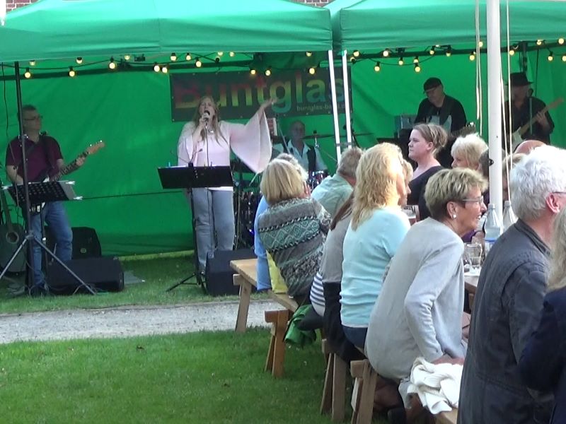 2018-06-27 Wremen, Grille, mit Buntglas