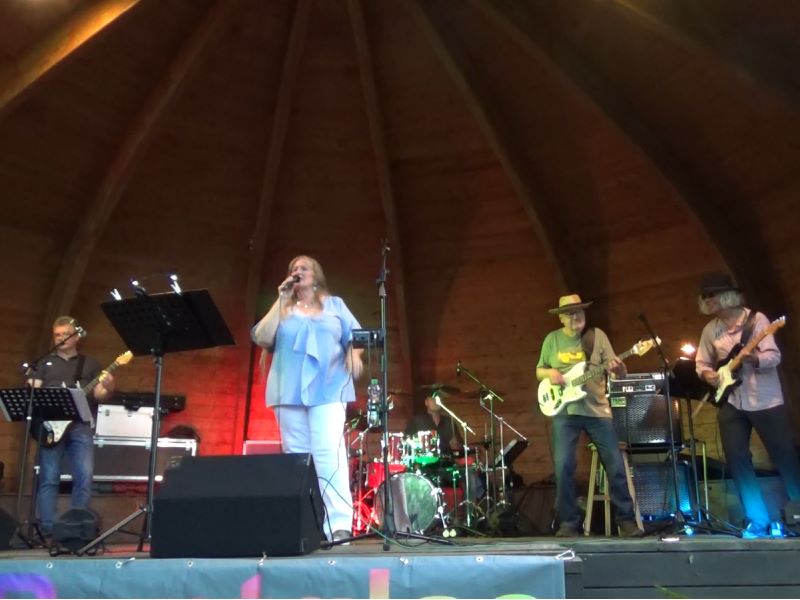 2018-07-27 Wingst, Kurpark, mit Buntglas