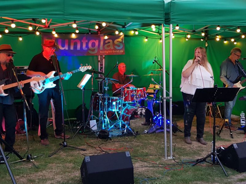 2018-08-22 Wremen, Grille im Kurpark, mit Buntglas