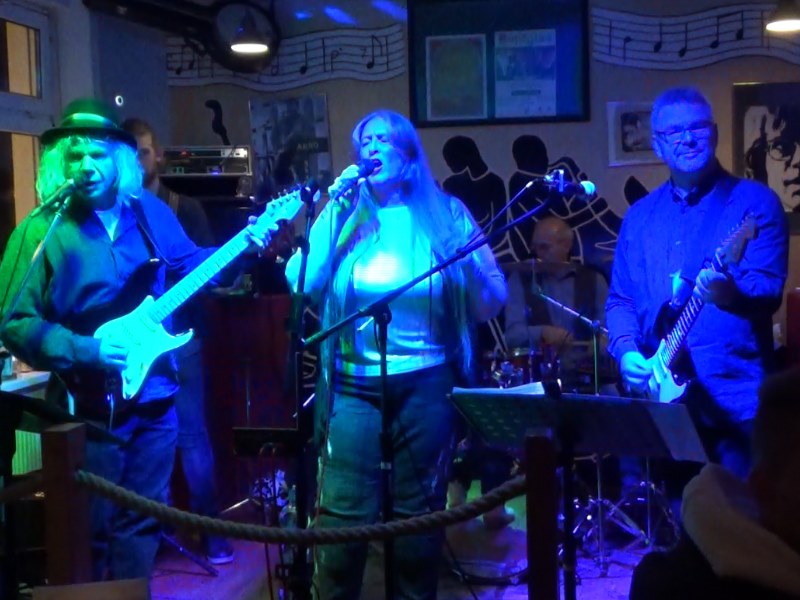 2018-10-13 Cuxhaven, Janjas Musik Bar, mit Buntglas