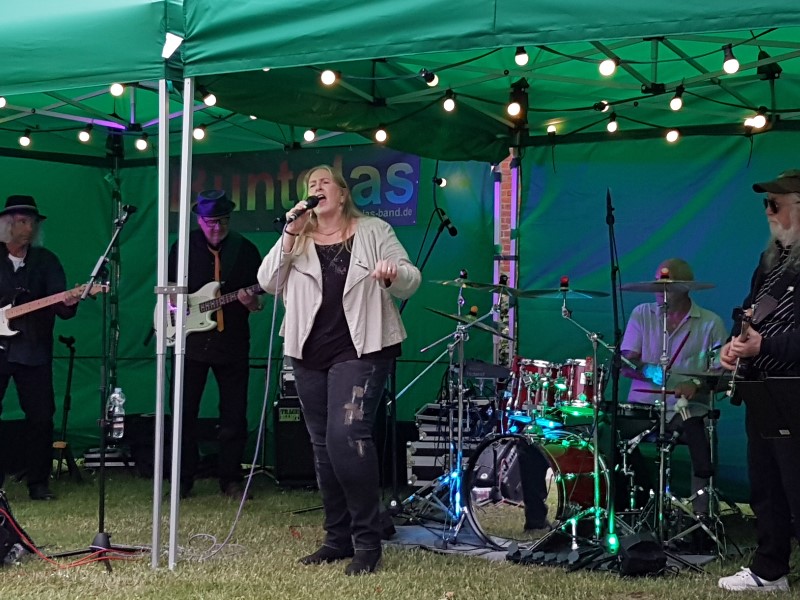 2019-06-26 Wremen, Grille im Kurpark, mit Buntglas