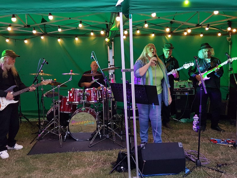 2019-08-14 Wremen, Grille, mit Buntglas